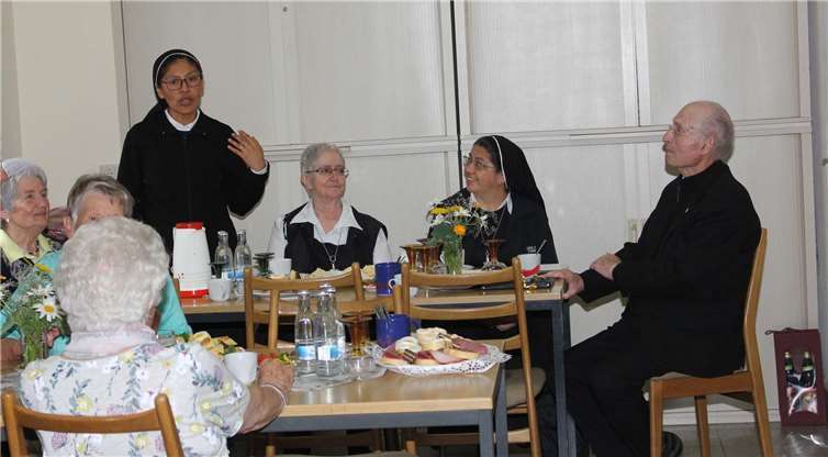 Besonders erfreut war Lothar Brucker über die Anwesenheit von Schwester Euphracia und Schwester Gladis aus Bolivien.