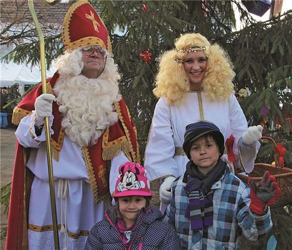 Besonders freuen sich die kleinen Besucher des Weihnachtsmarktes auf den Besuch des Nikolaus, der auch in diesem Jahr mit einem Engel den Merler Weihnachtsmarkt besuchte. STEIN