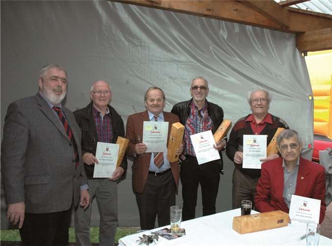 Besonders freute sich ABK-Vorsitzender Wilfried Schmitz (l.) Mitglieder der Meistermannschaft von 1966/67 ehren zu können. UM