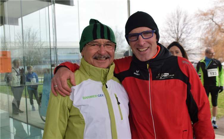 Besonders freute sich Veranstalter Achim Phiesel (r.) über den Start von Horst Rückel, der nicht nur der älteste Teilnehmer war, sondern auch zum wiederholten Mal mit von der Partie war.