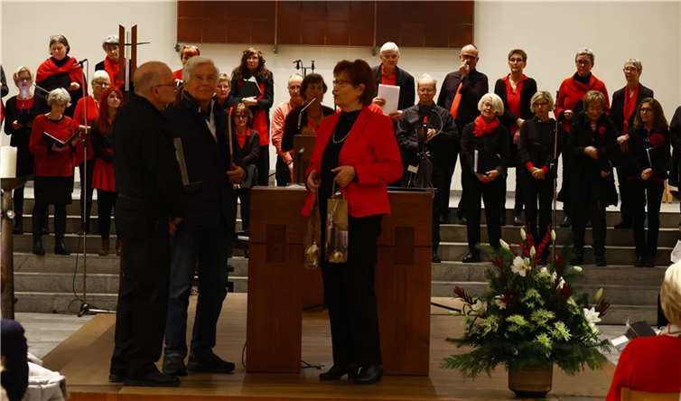 Besonders geehrt wurden von Rita Nattermann im Namen des Chores zwei Sänger, die bereits seit 40 Jahren im Freundeskreis singen und sich auch außerhalb des Singens in vielfältiger Weise um den Verein verdient gemacht haben.