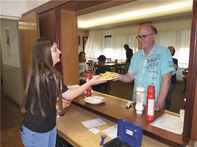 Besonders gefragt waren Schnitzel mit Pommes.