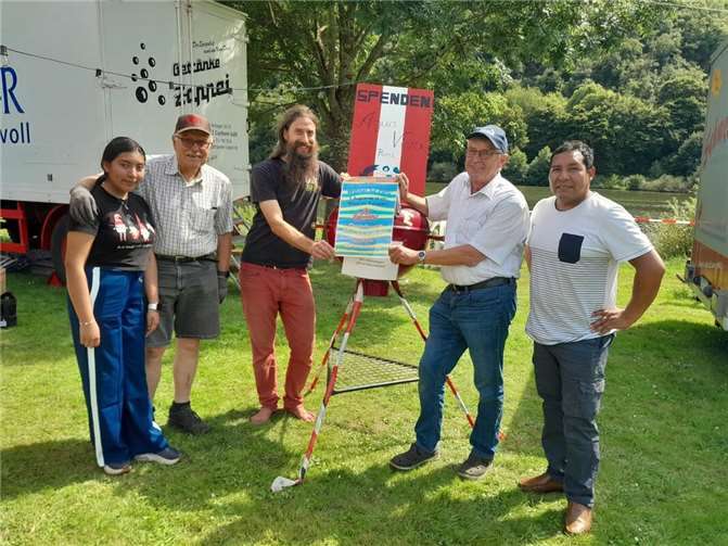 Besonders gerne informiert Hans Peter Röhrig auch über Benefiz-Events in unserer Region. Hier auf dem Foto mit Peter und Gerd Birkenbeil und Gästen aus Peru bei dem erfolgreichen Event „Wasser für Peru“ in den Pommerner Moselanlagen. Foto: röhrig