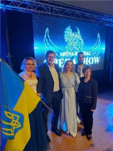 Besonders gerne unterstützt die röhrig-forum Kulturbühne Benefiz-Events in der Region. Alle, welche die „Arina Domski Show“ im Kapuzinerkloster Cochem versäumt haben, können diese am 3. Juni in der Bopparder Stadthalle erleben. Quelle: röhrig