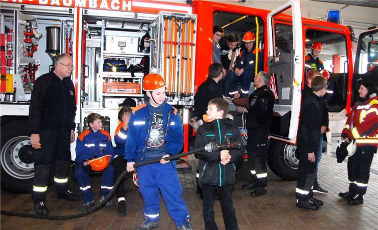 Besonders großen Spaß macht den Jugendlichen der Umgang mit Technik und Gerätschaften. Kommen sie später in den aktiven Dienst, bringen sie schon viel Vorwissen mit.  KER