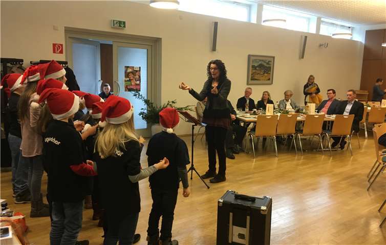 Besonders gut kamen die Lieder der kleinen Sängerinnen und Sänger auf „Kölsche-Mundart“ bei den Senioren an. Foto: privat