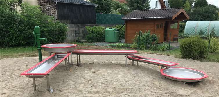 Besonders im Sommer lädt die Matschanlage zum erfrischenden Planschen ein. Foto: privat