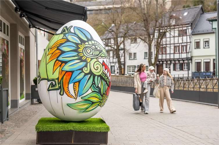 Besonders in der Osterzeit lockt das „City Outlet“ mit einer einzigartigen Mischung aus Kunst, Kultur und Erlebnissen. Herzstück ist die farbenfrohe Oster-Kunstausstellung, die bis zum 12. Mai die historische Altstadt in eine Open-Air-Galerie verwandelt. Foto: „City Outlet“ Bad Münstereifel GmbH
