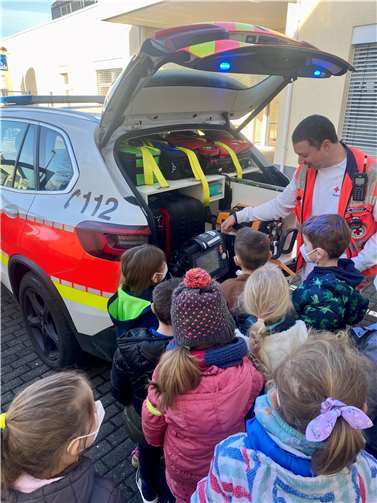 Besonders interessant für die kleinen Besucher:innen war die Aufklärung des Rettungssanitäters über die Ausstattung eines Notarztwagens. .Fotos: privat