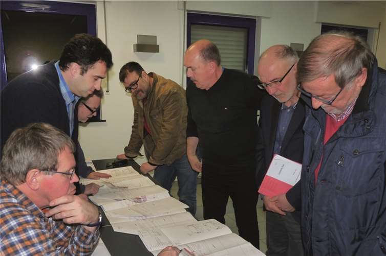 Besonders interessiert zeigten sich v. re. Oskar Dreiser, Leo Oster, Rainer Hilger und Christian Lorenz.FRE