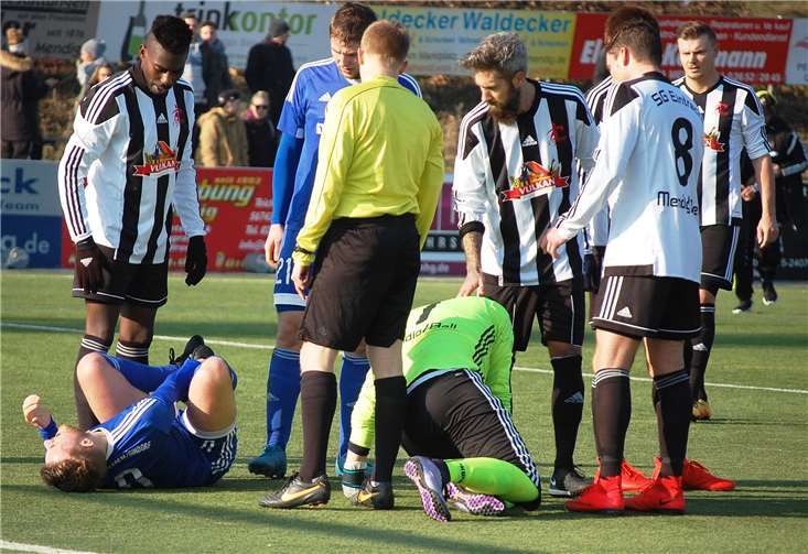 Besonders schlimm erwischte es Norman Schneider (links am Boden) und Torhüter Jan Heinemann (am Boden im grünen Trikot) bei diesem Zusammenprall.