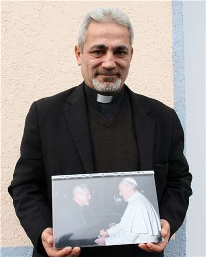 Besonders stolz ist Al Khoury darauf, dass er schon drei Päpste besuchen durfte, zuletzt Papst Franziskus vor einem halben Jahr. Das Foto hat er in seinem Arbeitszimmer aufgestellt.