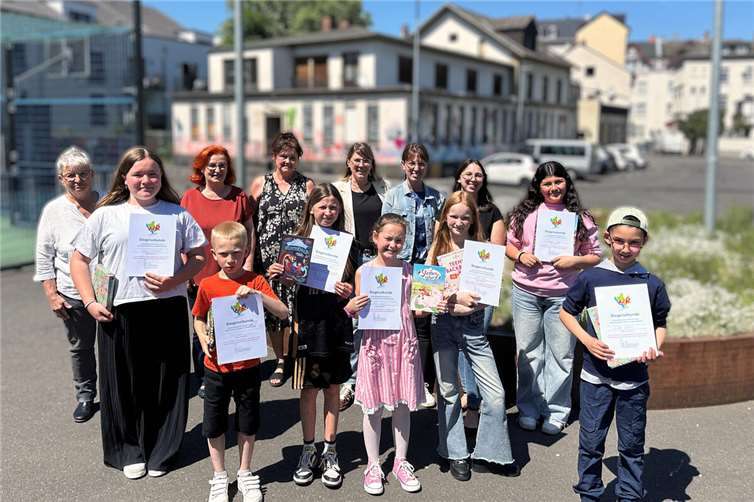 Besonders stolz nahmen die Klassensiegerinnen und -sieger des Vorlesewettbewerbs der Förderschulen mit dem Schwerpunkt Lernen im Landkreis Neuwied ihre Siegerurkunden von der Jury entgegen.Fotos: Thomas Herschbach