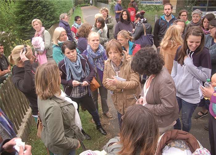 Besorgte Eltern vor der Kita Max & Moritz in Bad Bodendorf.Rü