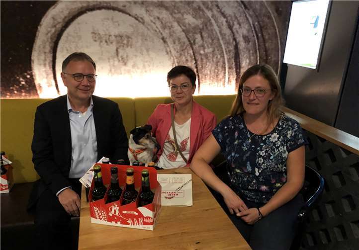 Besprachen mit dem Vorstand die kommenden Aktionen der Werbegemeinschaft: (V.l.) Gerd Cimiotti, Rosemarie Freund, Kristina Mintgen. Foto: privat