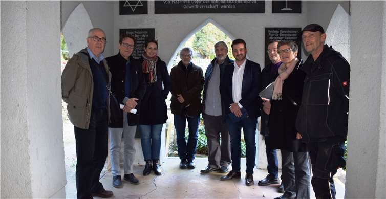 Besprachen vor Ort, wie die Sanierung der Taharahalle auf dem Bad Emser Friedhof umgesetzt werden kann (von links): Wilhelm Augst, Alexander von Canal, Katja Laupert, Dr. Eckhard Wegner, Ulrich Zöphel, Oliver Krügel, Andreas Brings, Renate Weigel und Frank Spiegel.Foto: Dekanat Nassauer Land