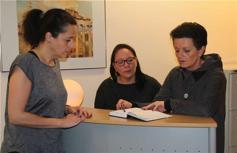 Besprechen im Fitnessstudio gemeinsam die Termine: Tanja Faßbender, Yvonne Düren und Astrid Dörschel (v.l.).KMI