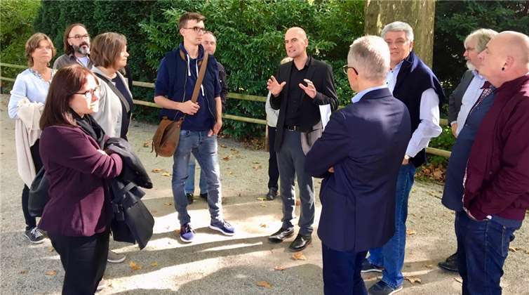 Besprechung und Besichtigung des Geländes im Kreis der Wettbewerbsjury. Foto: Landesgartenschau GmbH