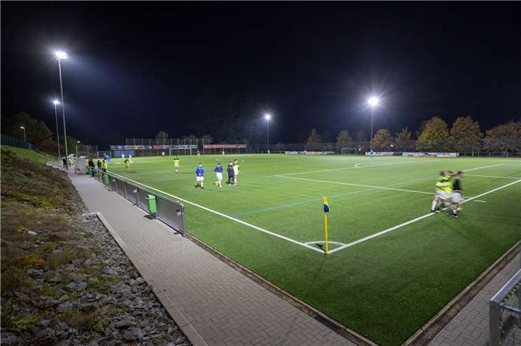 Besseres Licht bei Training und Spiel bei weniger Energierverbauch. Foto: Stadt Selters