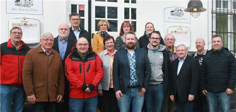 Bestätigt wurden: Hartmut Schermuly, Karl Nachtsheim, Dieter Klöckner, Rainer Neidhöfer, Werner Macher, Doris Laux, Klara Nolden, Hannelore Stern, Alexander Daun, Sabine Letschert, Christian Wild, Viktor Gesslein, Rudi Frick, Vorsitzender des AWO Bezirksverbands Rheinland, Detlef Miltitz, Michael Walo. Es fehlen: Jürgen Lehnigk-Emden, Hans-Jürgen Fritzen, Christa Schäfer, Claudia Schütz-Lipka, Margrit Biegel und Jens Peuser.Foto: Axel Holz