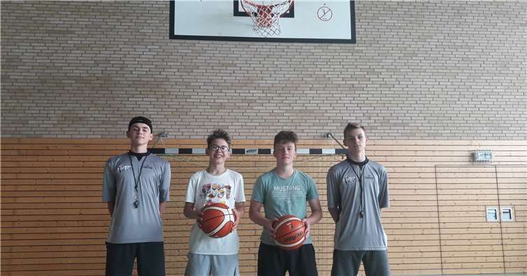 Bestanden haben (v.re.n.li.) Alexander Fangrat, Drazen Grubac, Daniiar Khamitov und Devin Zeitler.privat