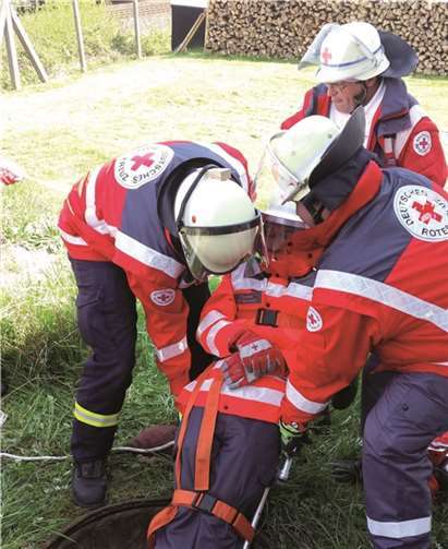 Bestandteil der Ausbildung ist das Retten einer verletzten Person aus dem Gefahrenbereich. DRK Rhens