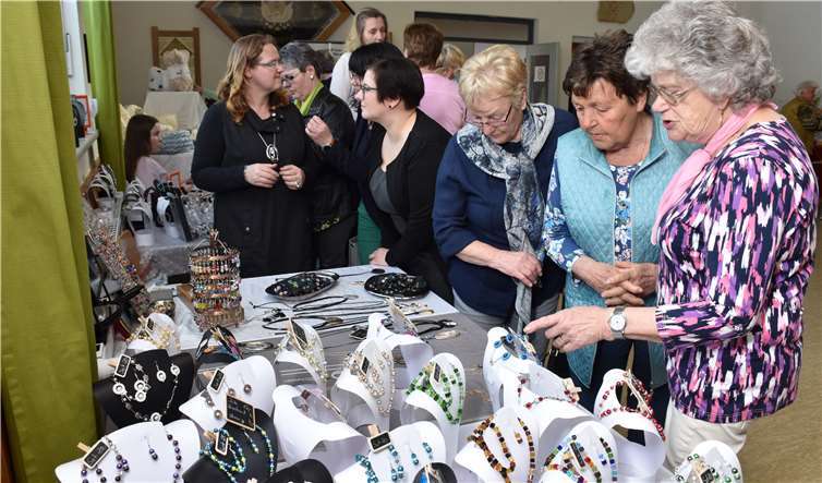 Bestaunt wurde auch der von denLandfrauen hergestellte Schmuck.