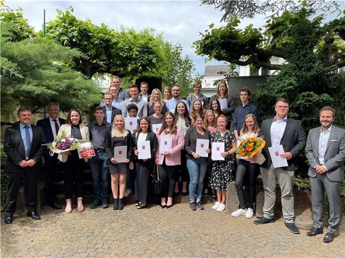 Beste Berufsaussichten: Diese 27 junge Menschen haben ihren Abschluss als Verwaltungsfachangestellte in der Tasche. Fotos: Kreisverwaltung Neuwied
