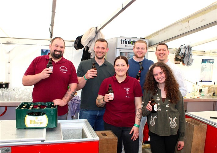 Beste Laune am Getränkestand – Durst ist in Löhndorf ein Fremdwort. 