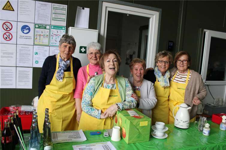 Beste Laune bei den Landfrauen, deren Kuchen wie immer reißenden Absatz fand. Fotos: DU