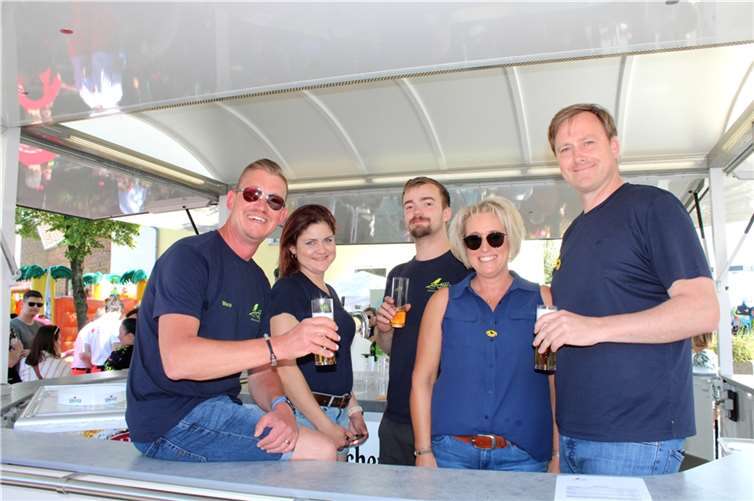 Beste Laune bei der Merler Dorfgemeinschaft um den Vorsitzenden Marco Deckers (links) – das Merler Dorffest hatte bei bestem Wetter erneut einen enormen Besucherzuspruch.  Fotos: DU