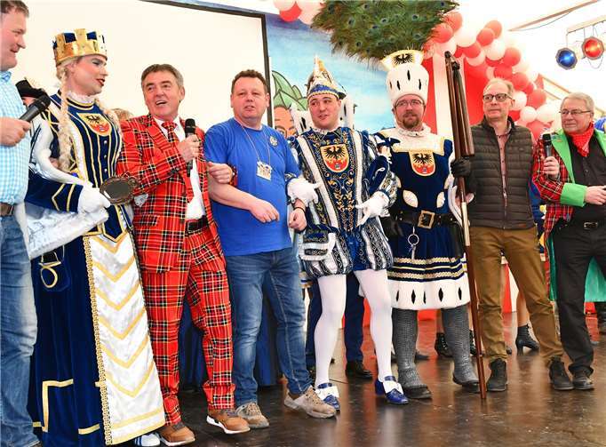 Beste Laune garantiert: Die anwesenden Ortsvorsteher und das Dreigestirn der Kernstadt intonierten gemeinsam ein Lied.