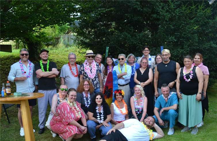 Beste Laune hatten auch die Mitarbeiterinnen und Mitarbeiter beim Sommerfest, das sie mit viel Liebe und Einfallsreichtum aufgebaut hatten.  Foto: Eberhard Thomas Müller