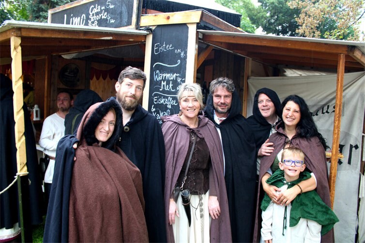 Beste Laune herrschte bei dieser bunten Barbarossamarkt-Truppe.  Fotos:DU