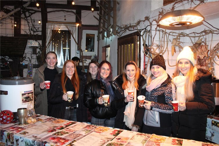 Beste Laune und leckeren Glühwein gab es bei der Showtanzgruppe Oberbreisig. Fotos: DU
