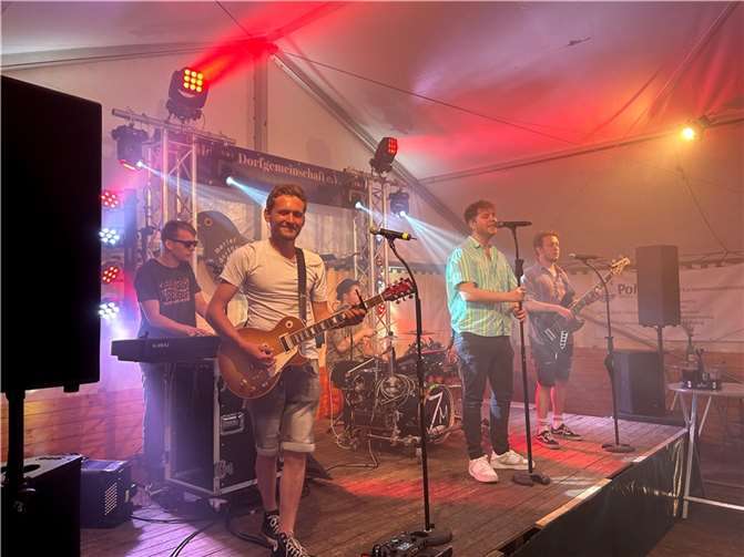 Beste Live-Stimmung herrschte auch bei der ebenfalls den kölschen Tön huldigenden Band „Zesamm“.