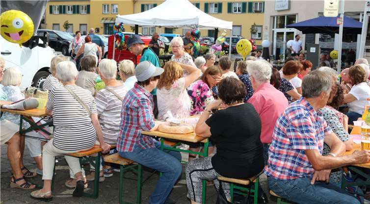 Beste Partystimmung an der Markttafel. Fotos: GM