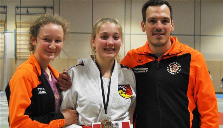 Beste Rheinländerinnen der Judoka-U15 bei den diesjährigen Süd-Westdeutschen-Meisterschaften in ihren Gewichtsklassen: Shana de Meijer (57kg-Platz 3) und Amelie Kröpfl (63kg-Platz 5) mit Trainer Holger Schenk.Privat