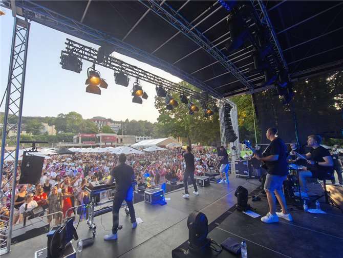 Beste Sommer- und Festivalstimmung herrschte bei „Typisch Kölsch“ im Bad Neuenahrer Kurpark.  Fotos: DU