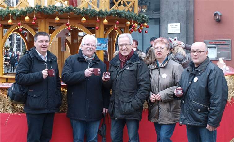 Beste Stimmung am Glühweinstand zu Füßen der Weihnachtspyramide: (v.l.n.r.) Werner Schuhmacher, Gerd Heim, Josef Dötsch, Gabriele Schmalenbach und Martin Meyen. ROB