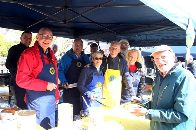 Beste Stimmung am Rievkooche-Stand des Lions Club Bonn-Rhenobacum.