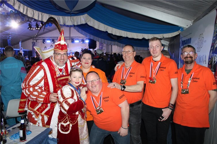 Beste Stimmung auch bei Kinderprinzessin Pia I. aus Ringen samt Hofstaat und bei Prinz Jan I. aus Bachem.