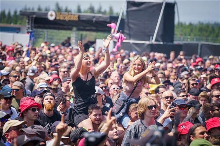 Beste Stimmung auf der Utopia Stage! Foto: Axel Live Pictures 