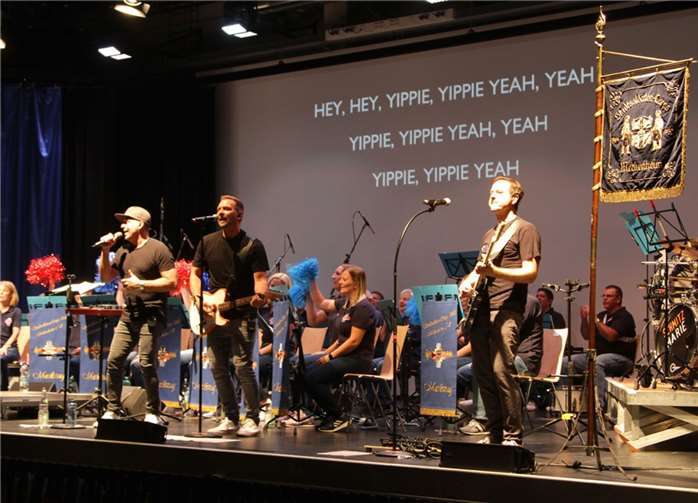 Beste Stimmung bei Musikern und Publikum in der Halle.