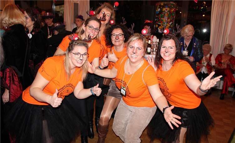 Beste Stimmung bei den Bengener Möhnen. Fotos: DU