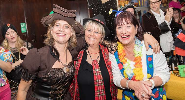 Beste Stimmung bei den Gästen Anita (v.l.),Gabi und Birgit beim Karneval in Venezia.