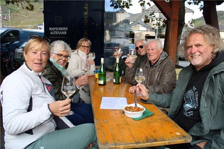 Beste Stimmung bei diesen Gästen, die aus Rheinbach nach Mayschoß gekommen waren.