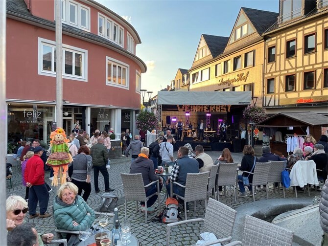 Beste Stimmung beim Weinherbst.  Foto: ROB