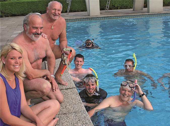 Beste Stimmung herrscht im Pellenzbad, wo sich die Taucher der SG Bad Breisig fit halten. Zweiter von links ist Abteilungsleiter Dieter Heßler.Privat