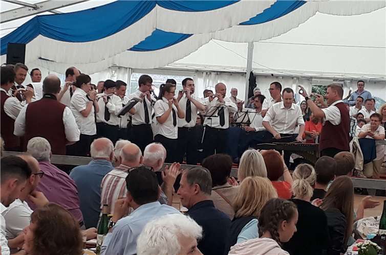 Beste Stimmung herrscht montags beim traditionellen Frühschoppen. Der Spielmannszug sorgt zusammen mit dem Musikverein für den musikalischen Rahmen.